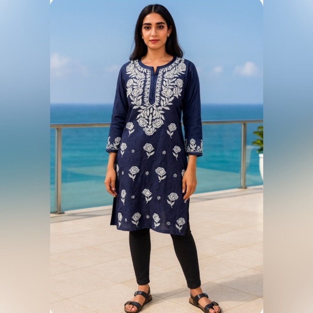 NWOT/Anavya Collection blue kurti rose pattern/white embroidery/notch collar💙🤍